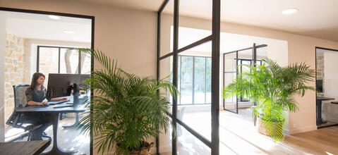  Our accounting firm helps bosses to set up and develop their company in France. 